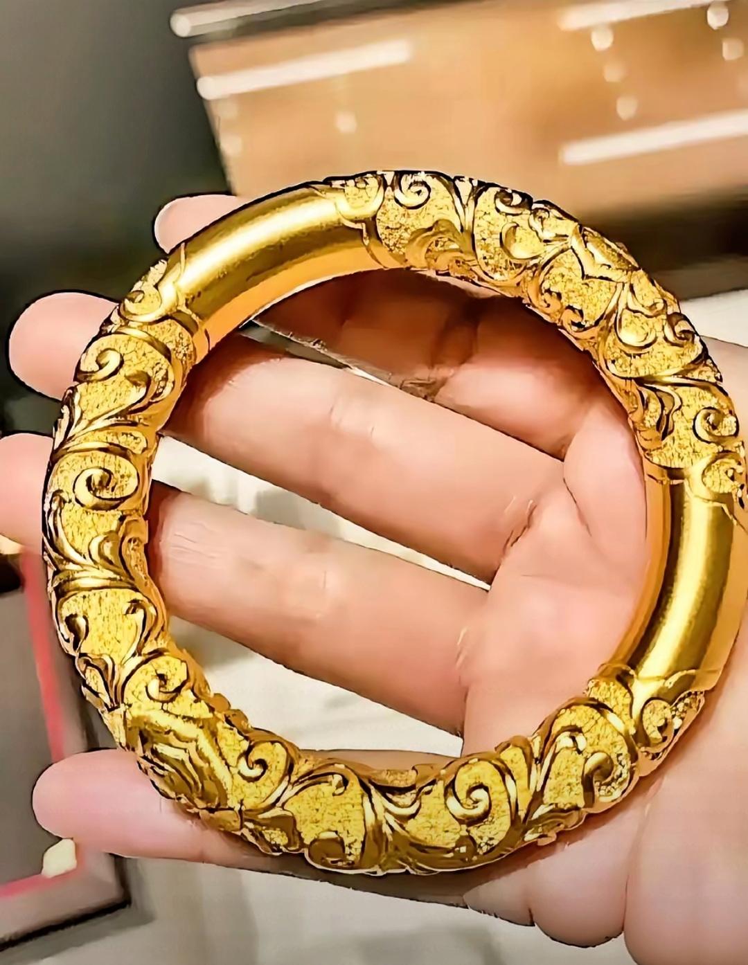 一夜之间金价彻底失控了！10月30日当天，金价又是一阵狂涨，这不一只99克