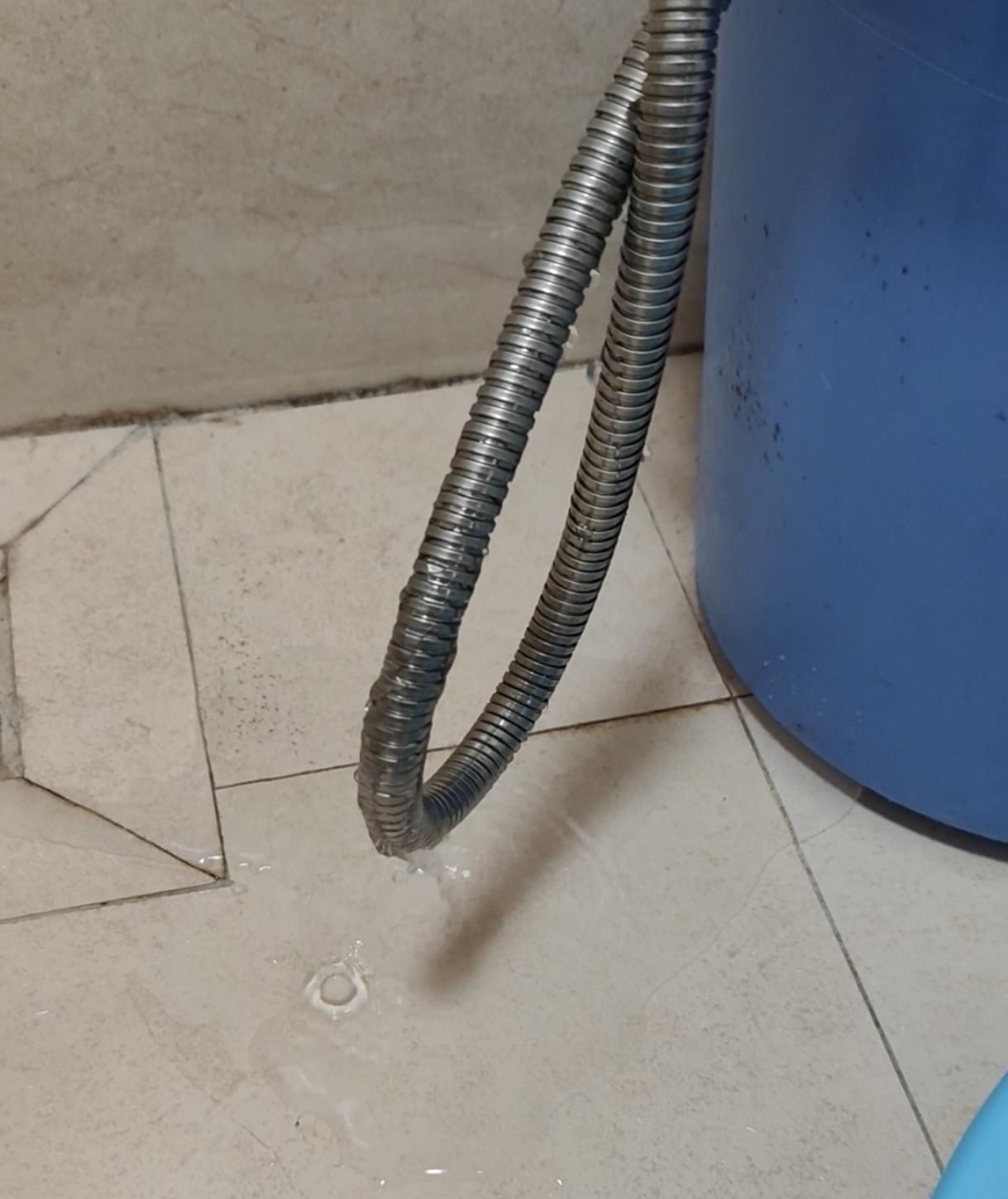 家里热水器的水管漏水了，问物业公司有没有师傅可以帮忙换一下水管？物业公司的人说师