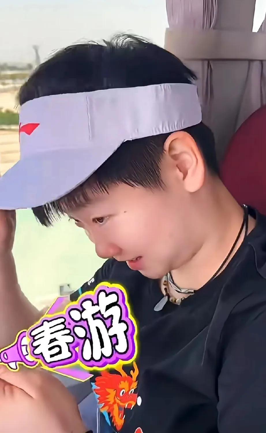 老Coco又给粉丝发福利了老Coco太会逗乐了，刚训练完，带着一群小可爱春游啦