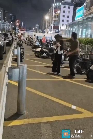 【深圳魔幻现实主义图鉴】当别城情侣在520交换玫瑰时，深圳地铁口的摩的师傅