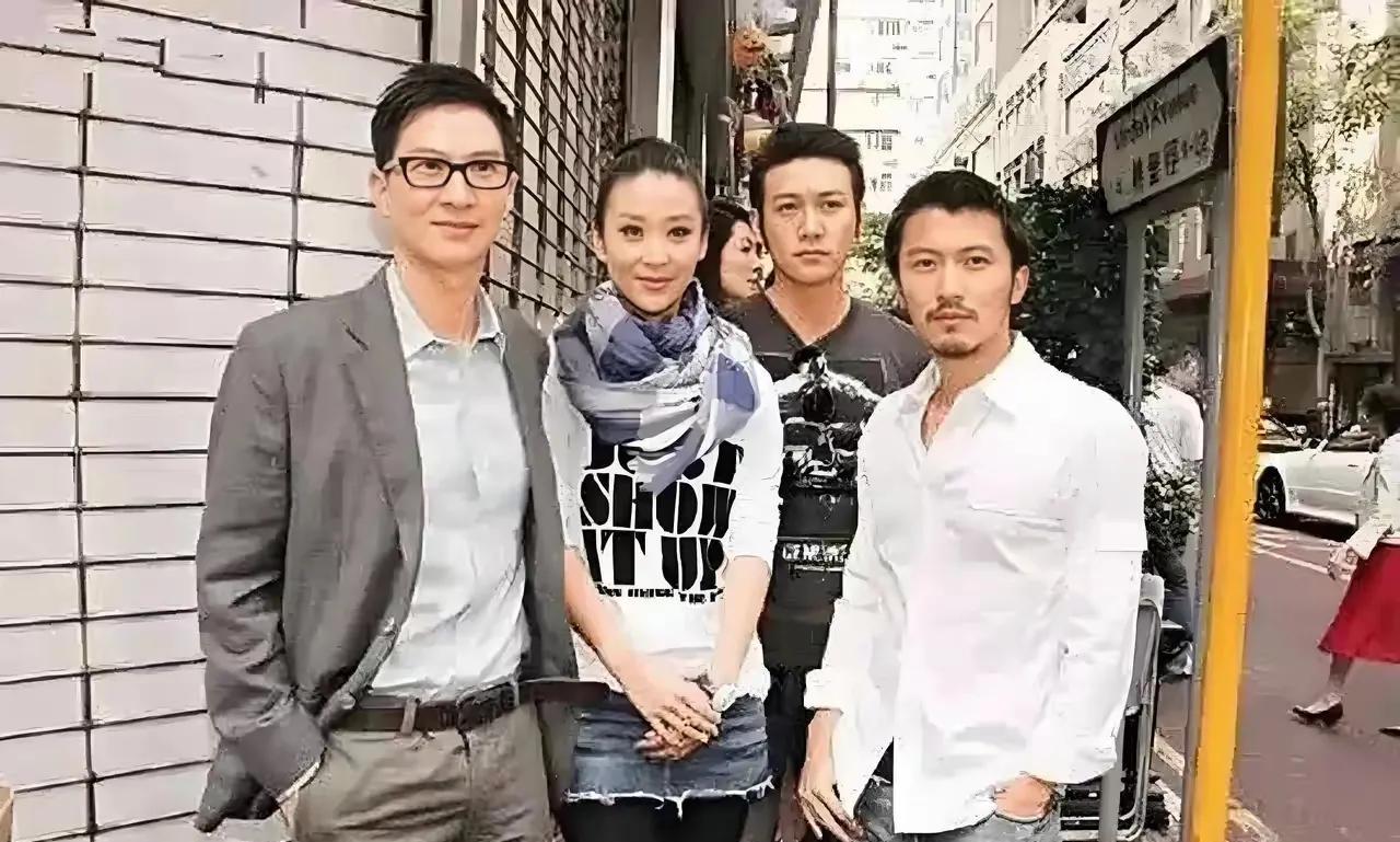 这四位你能认出来几位呢？谢霆锋穿着白色的上衣，一撇小胡子，个子不高啊！他站在做