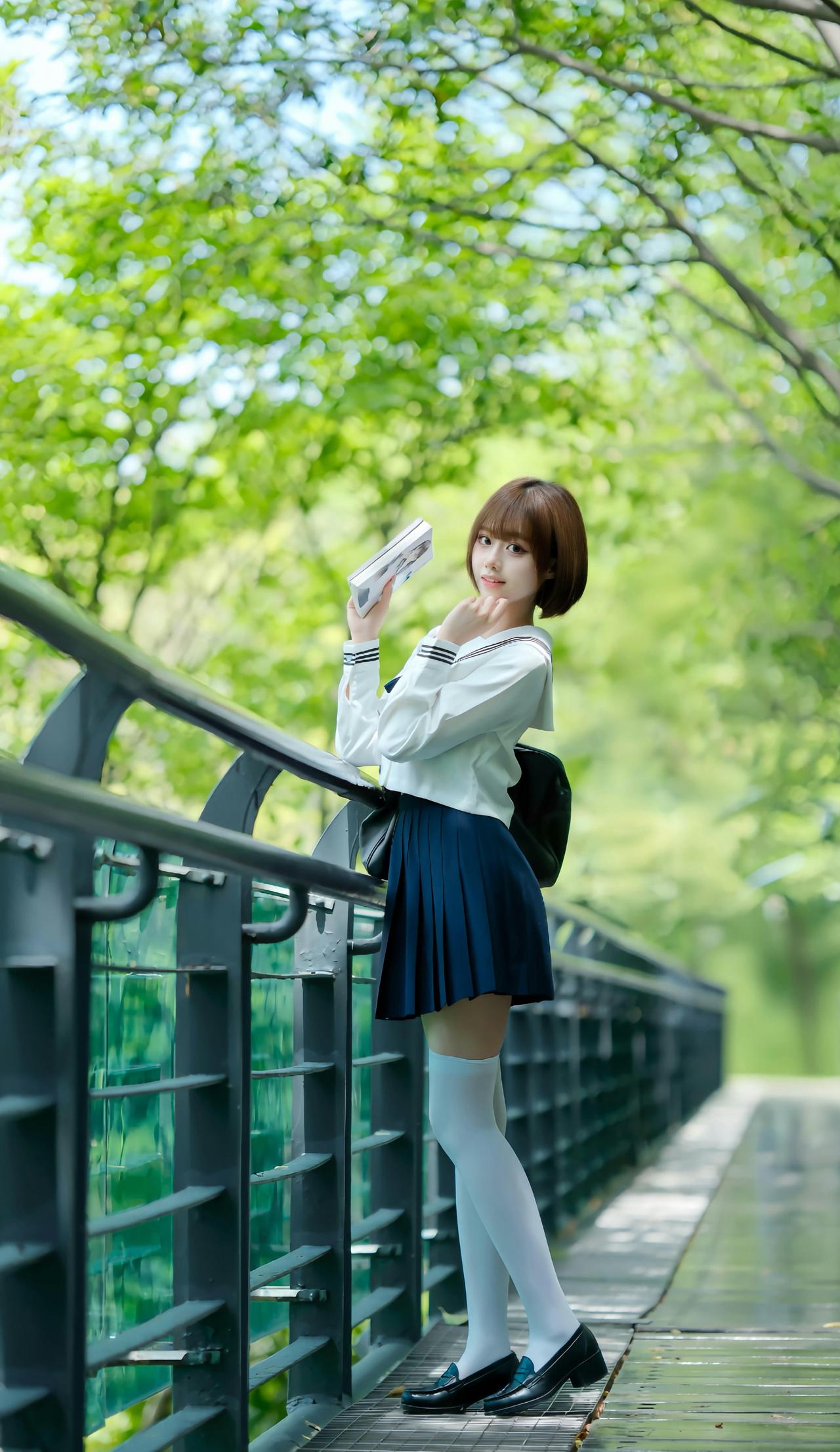 夏风穿过林荫道，翻开书页的瞬间，JK制服的裙摆也跟着轻轻摇晃。耳机里的歌还在循环