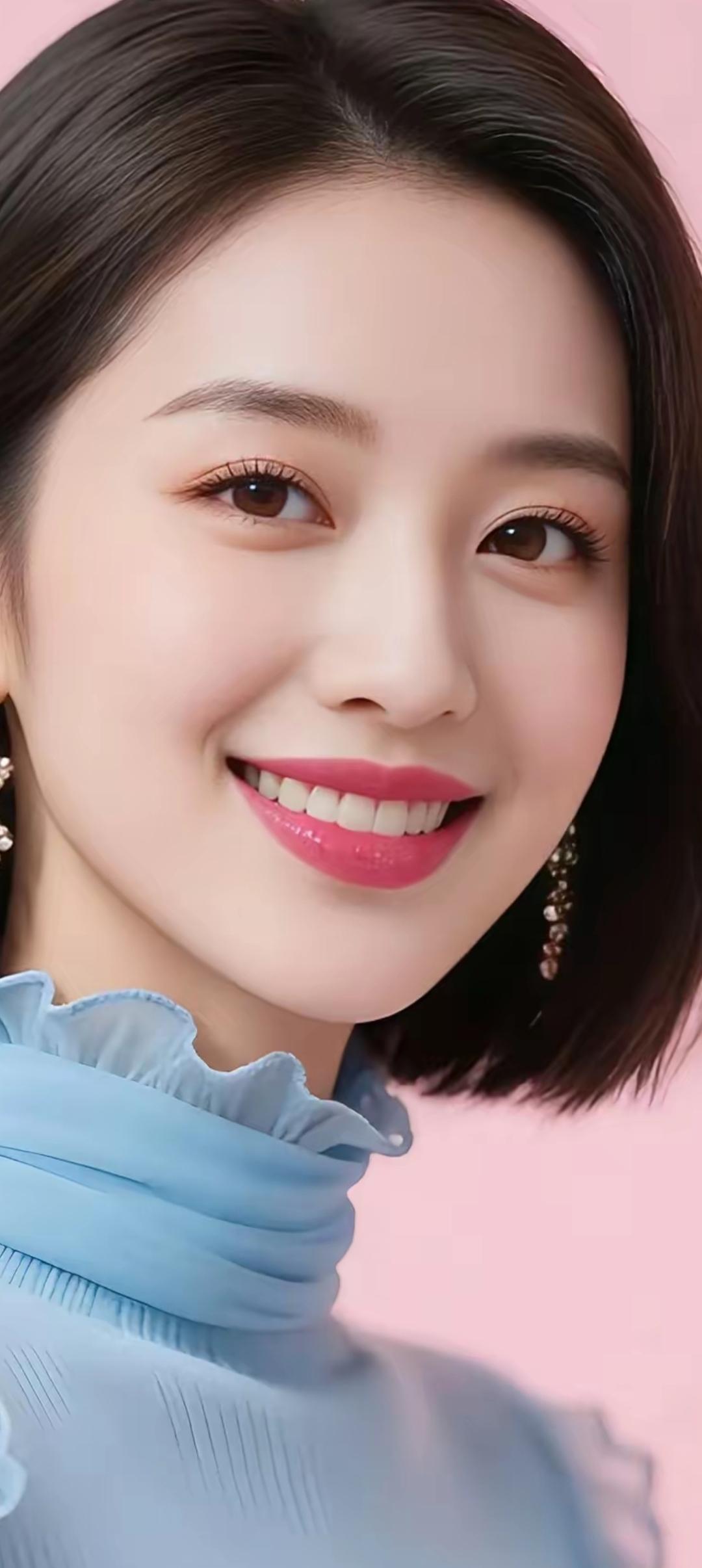 甜美笑容，粉色背景，蓝色荷叶边上衣，优雅气质