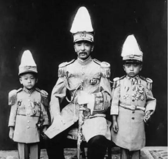 1912年，张作霖用马鞭狠抽张学良，夫人们忙跪倒欲求情，张作霖一瞪：“谁敢求情，