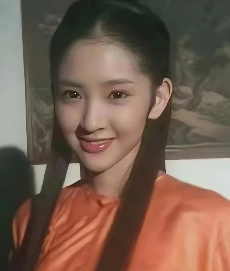 早期的唐艺昕，从小美到大，那个时候还很青春，元气满满，一脸胶原蛋白，小范大人的眼