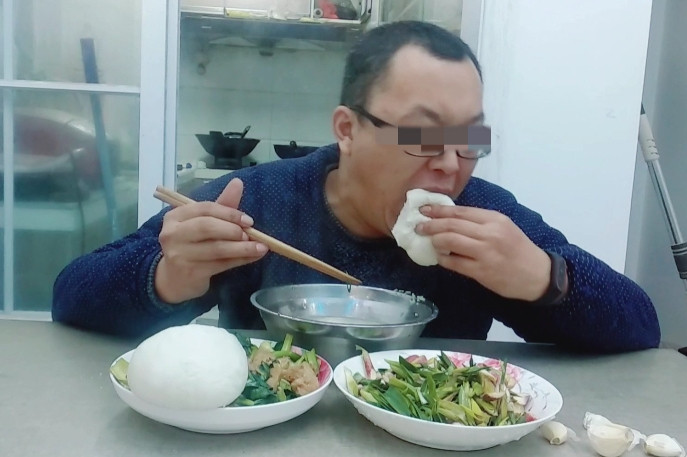 据7月20日报道，上海，男子在家中吃馒头，可吃着吃着，他竟突然倒地，噎死了。家属