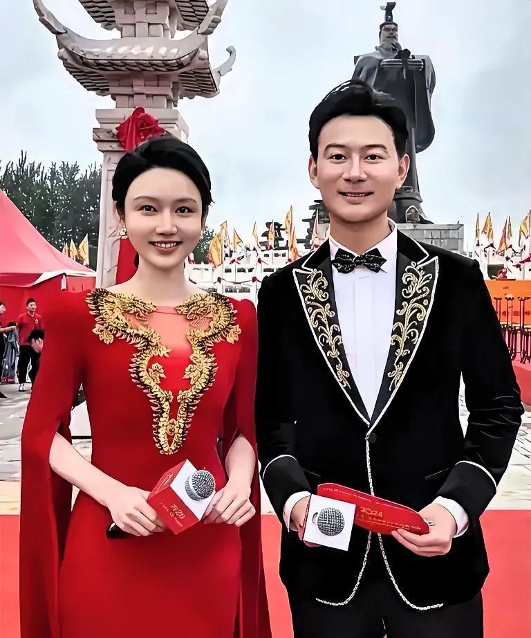 这两位央视主持人同框，简直太养眼了！男的挺拔如松，气场十足；龙洋一袭红裙，明艳照