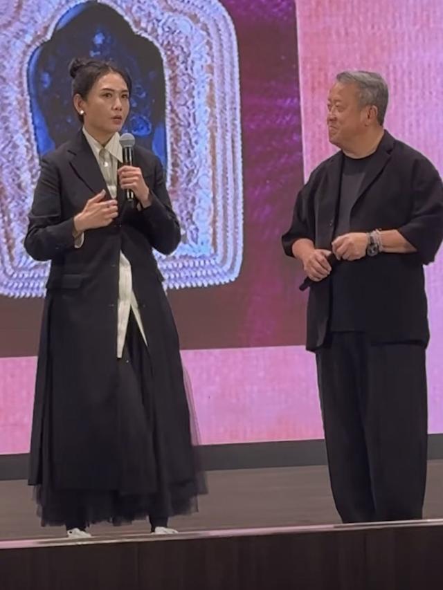 日前邱淑贞出席好友曾志伟举行的生日慈善晚宴，久未公开露面的她还亲自上台协助拍卖，