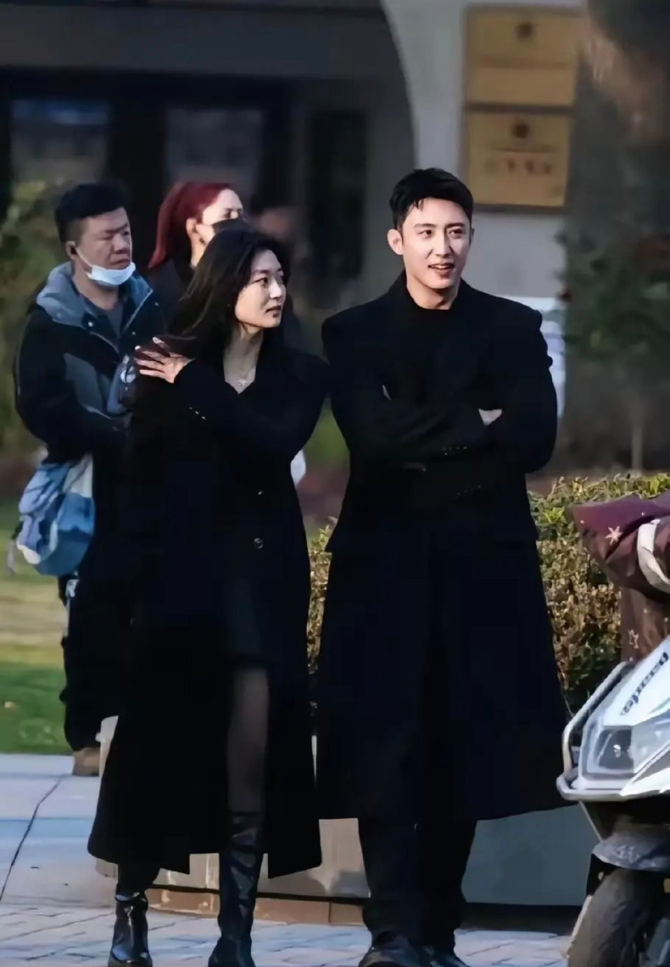 这样的大衣还是得东北演员穿好看，个子高能撑住