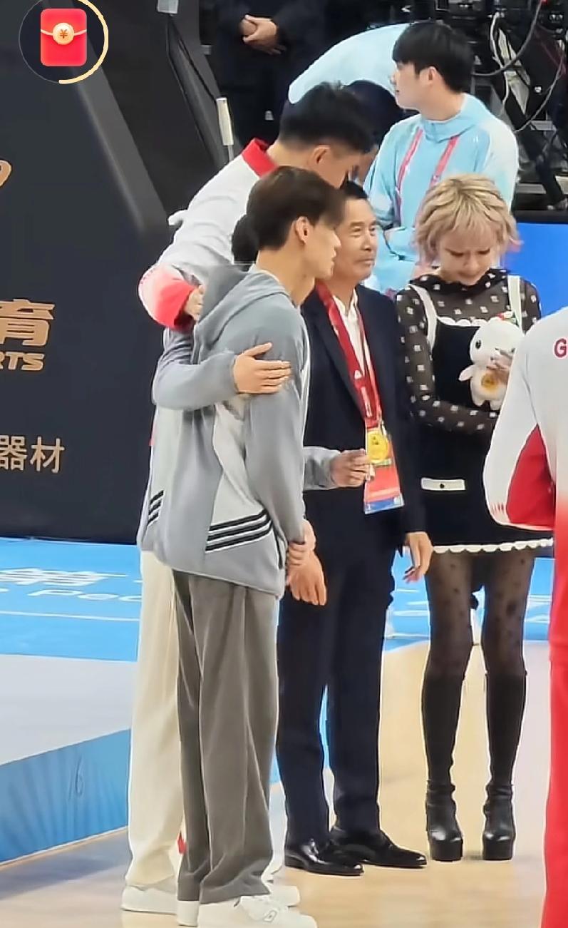 杜锋跟宏远老板一家合影，陈海涛是广东队领队，其实他自然功不可没宏远老板娘，穿