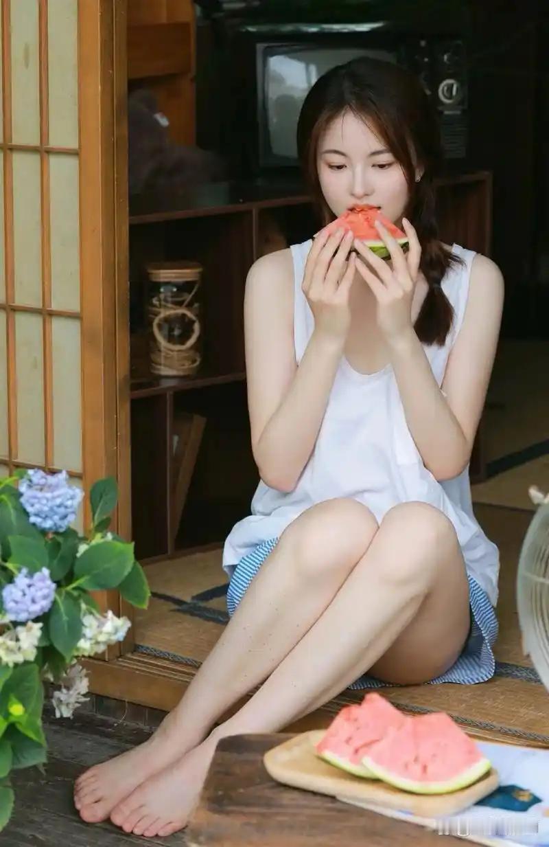 夏日清新下午茶时光，甜美少女与西瓜相伴夏天的照片，最容易让人记住的并不是复杂