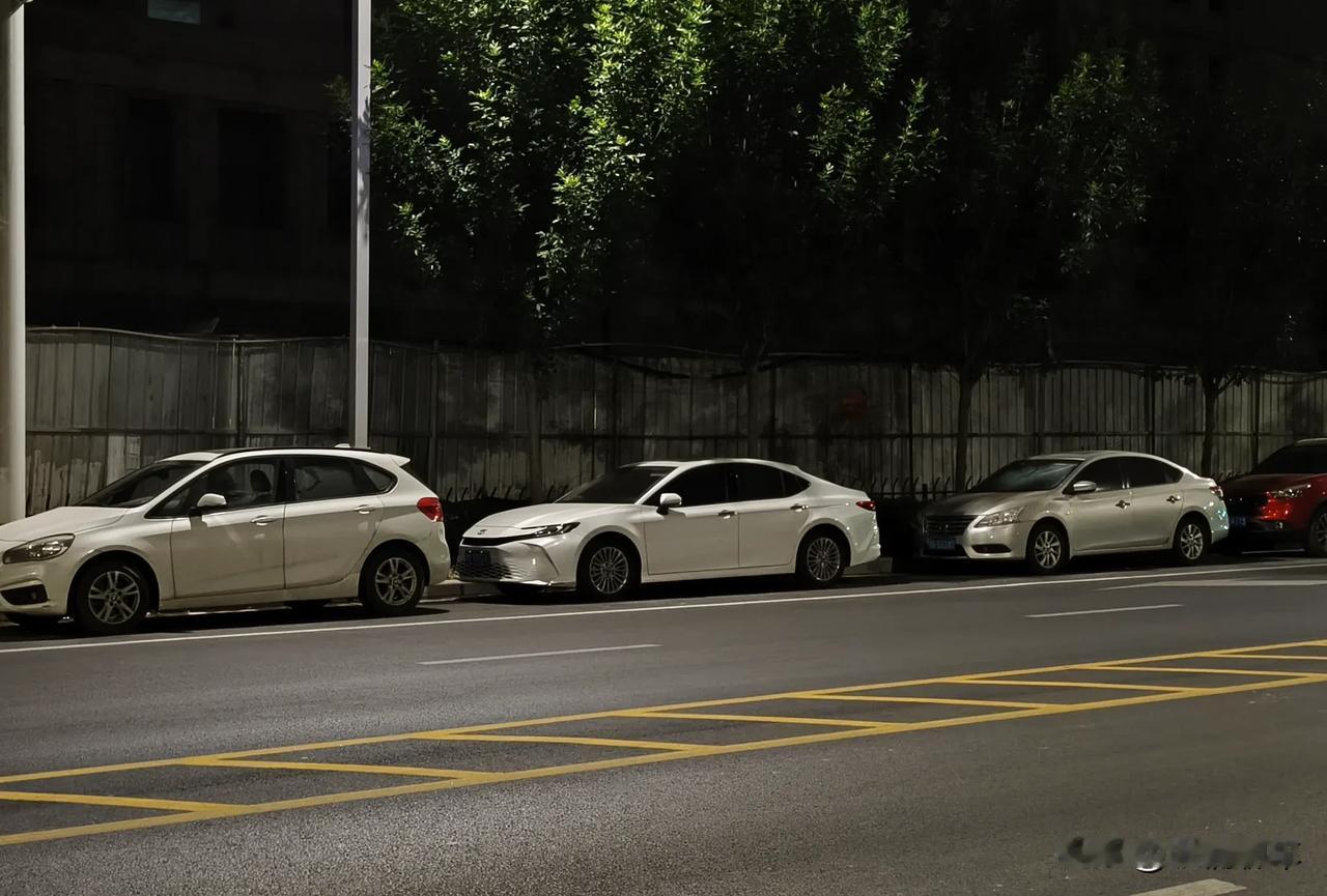 买车宁可买白色也不要买黑色车。白色车，安全，耐脏，不吸热。黑色车除了稳重