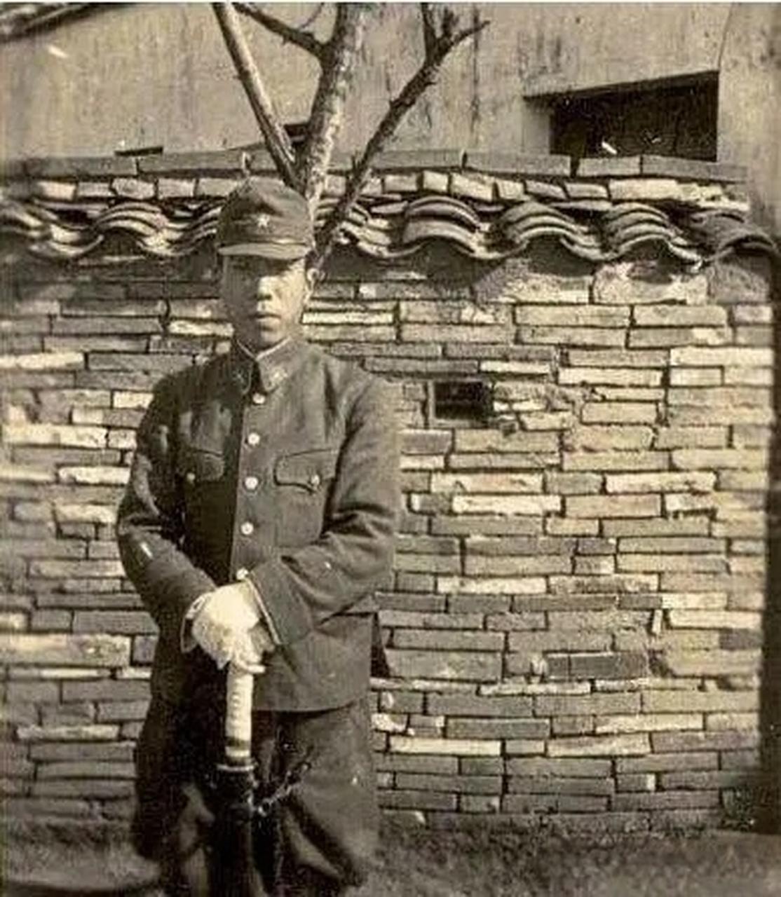 侵华日军军官久海枯井，他残害了百余名儿童并用小腿骨做成烟斗，后来这位日军他的女