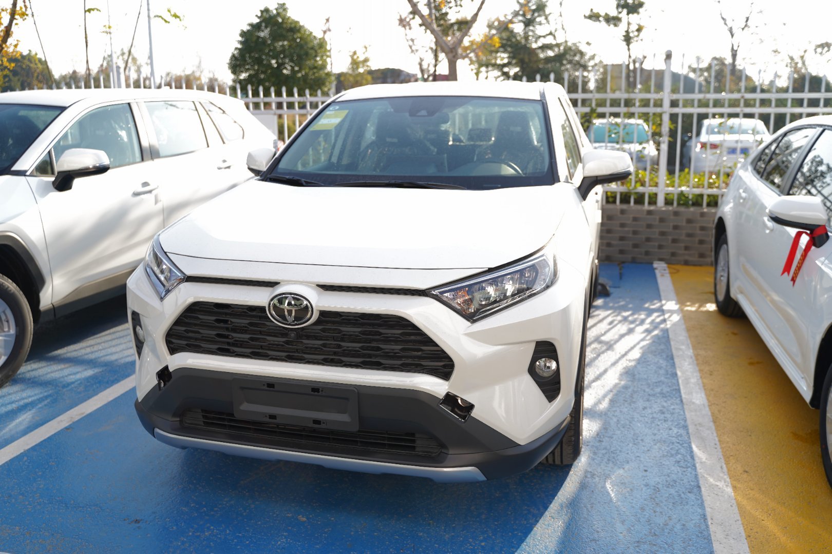 丰田RAV4荣放RAV4荣放是一台主打家用可靠性的紧凑型SUV，硬朗的外观线条自