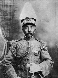 1894年，张作霖去于六家喝酒，中途于六去放水，谁知于六的小老婆二兰子突然拼命靠