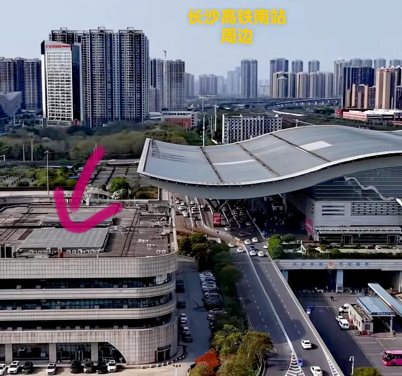 长沙高铁南站周边这地方，看起来有一种好旧的模样。城市发展，说实话特别是房子面貌这