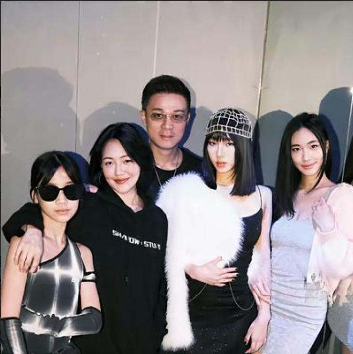 小S为了重新复出，利用大S赚足了眼球，没想到她刚刚在《小姐不熙娣》站稳脚，负面新