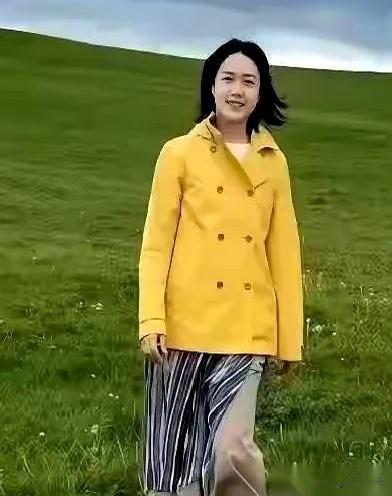 翁帆搬出清华园了。没争没抢，她和杨振宁没有生育子女。平静放下繁杂事务，带着母亲与