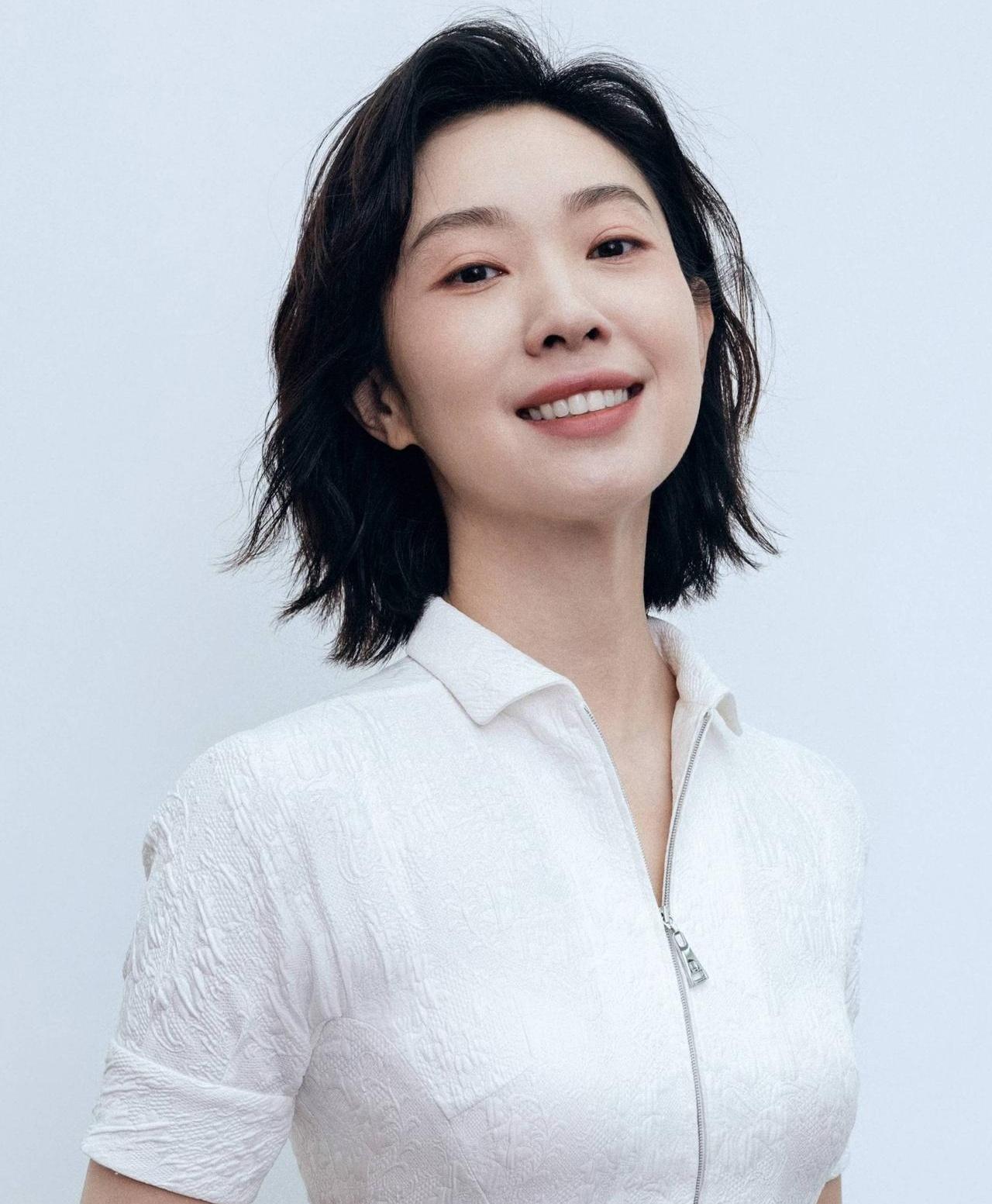 你见过哪个女演员，在片场吃个零食都能被搭档当面劝“少吃点”的吗？王佳佳就遇上了，