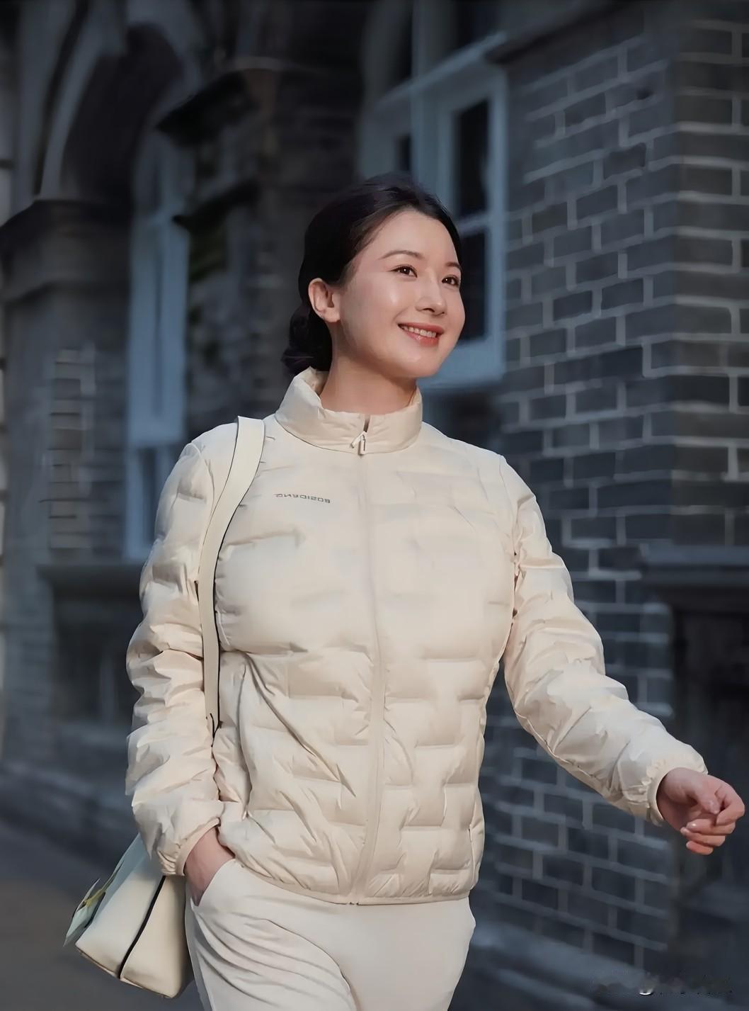 温暖冬日穿搭，米色羽绒外套搭配简约牛仔裤，轻松自在～晒图笔记大赛今日分享随手拍照