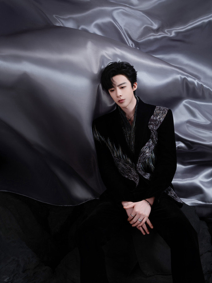 刘宇宁暗色流苏黑西装刘宇宁烽月作序音符为诗刘宇宁烽月作序音符为诗，刘宇宁暗色