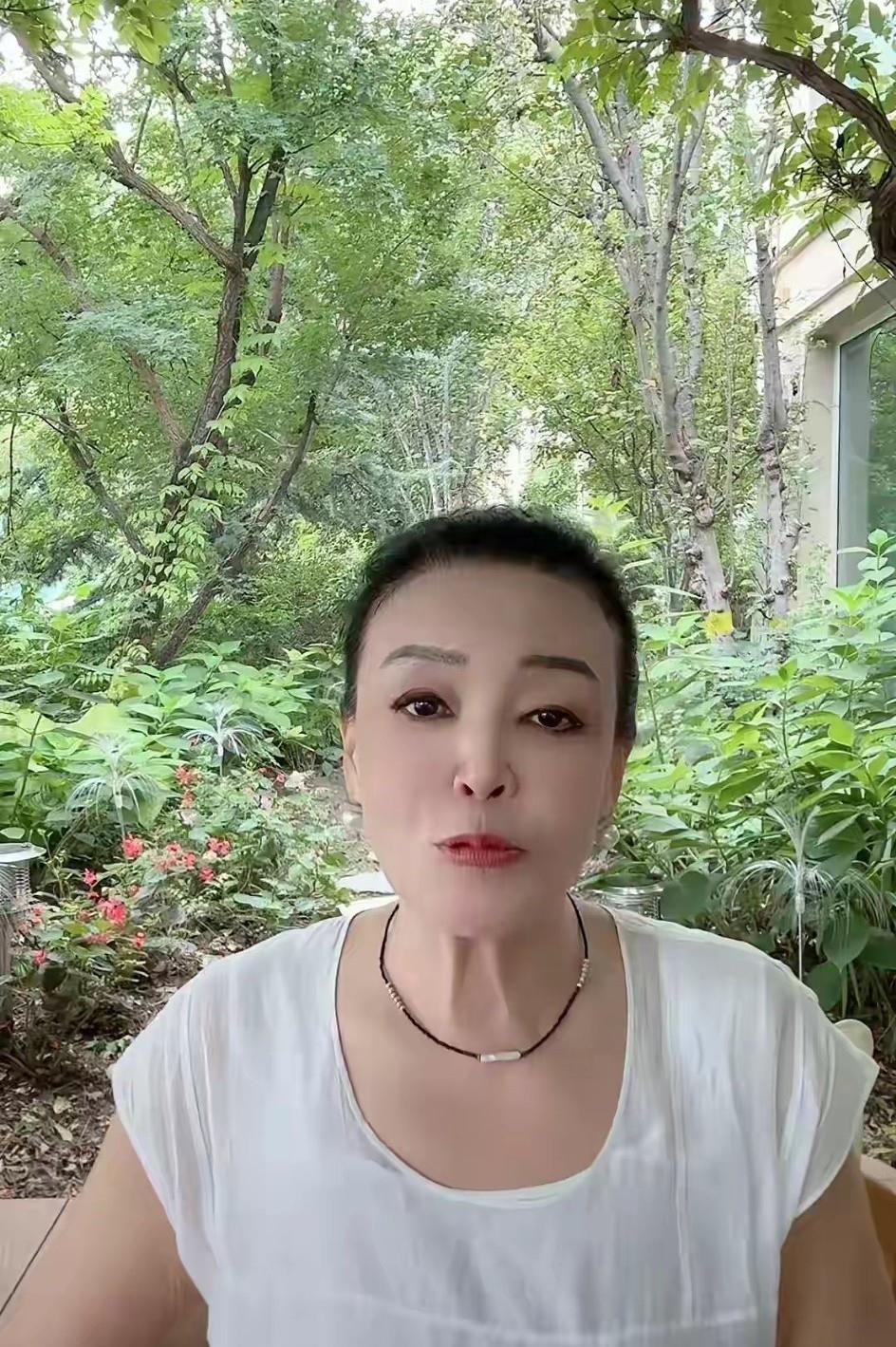 张兰又直播了她这次是在自己家的院子里身边没有助理，只有她一个人，但是身后的院
