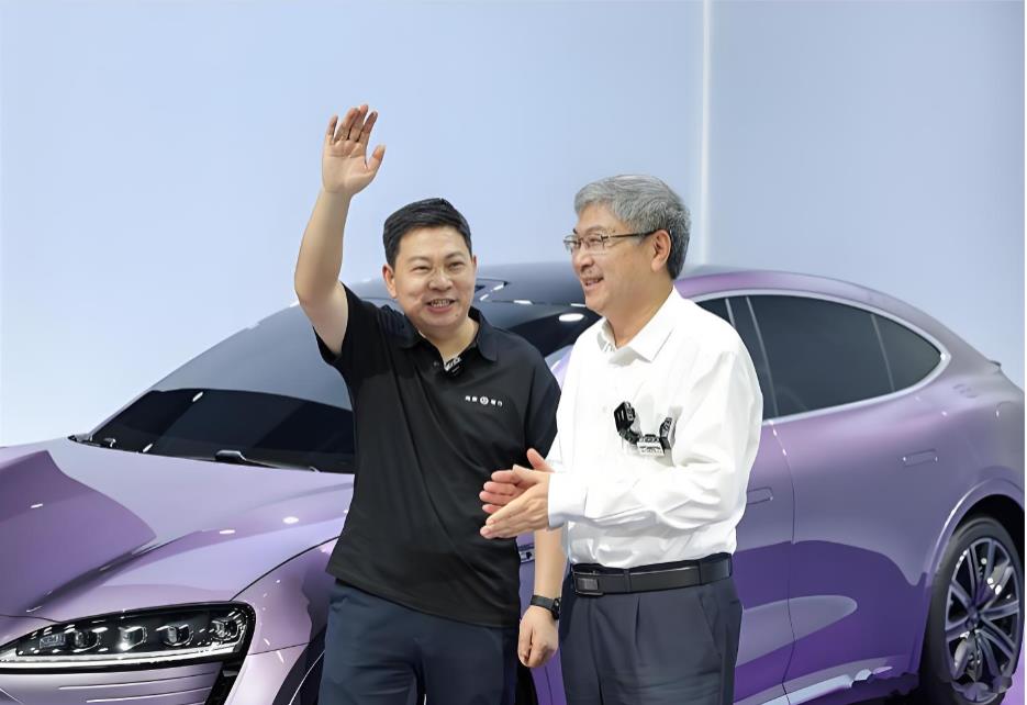 余承东再次正式向尹同跃道歉。余承东太实诚，在2026北京车展期间再次向尹同跃道歉