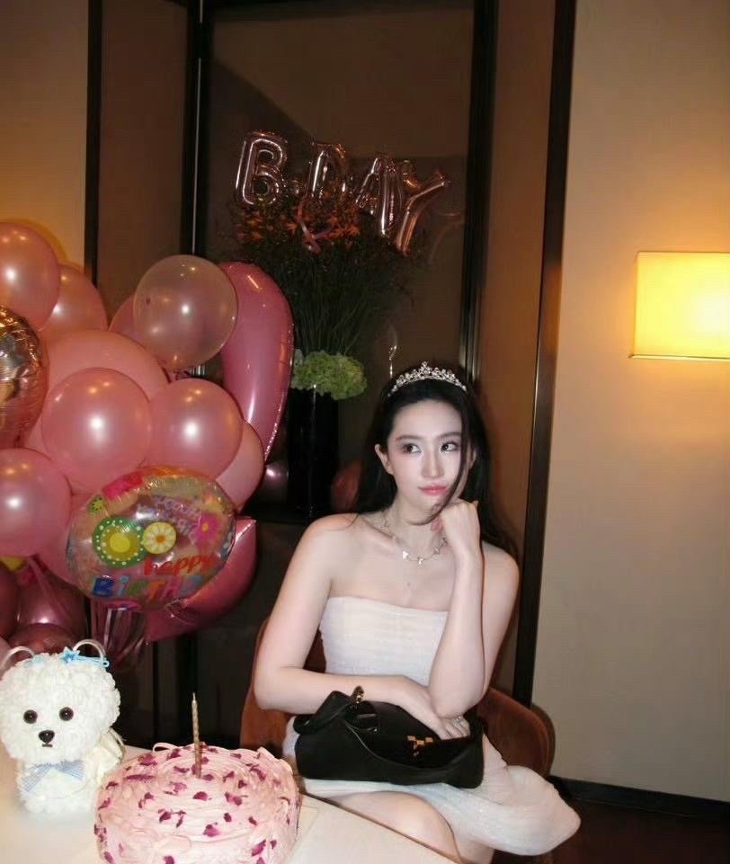 刘亦菲39岁生日大片，头戴皇冠衣着抹胸裙，完全就是甜美可爱的公主。天仙就是天仙，啥风格都能驾驭，39