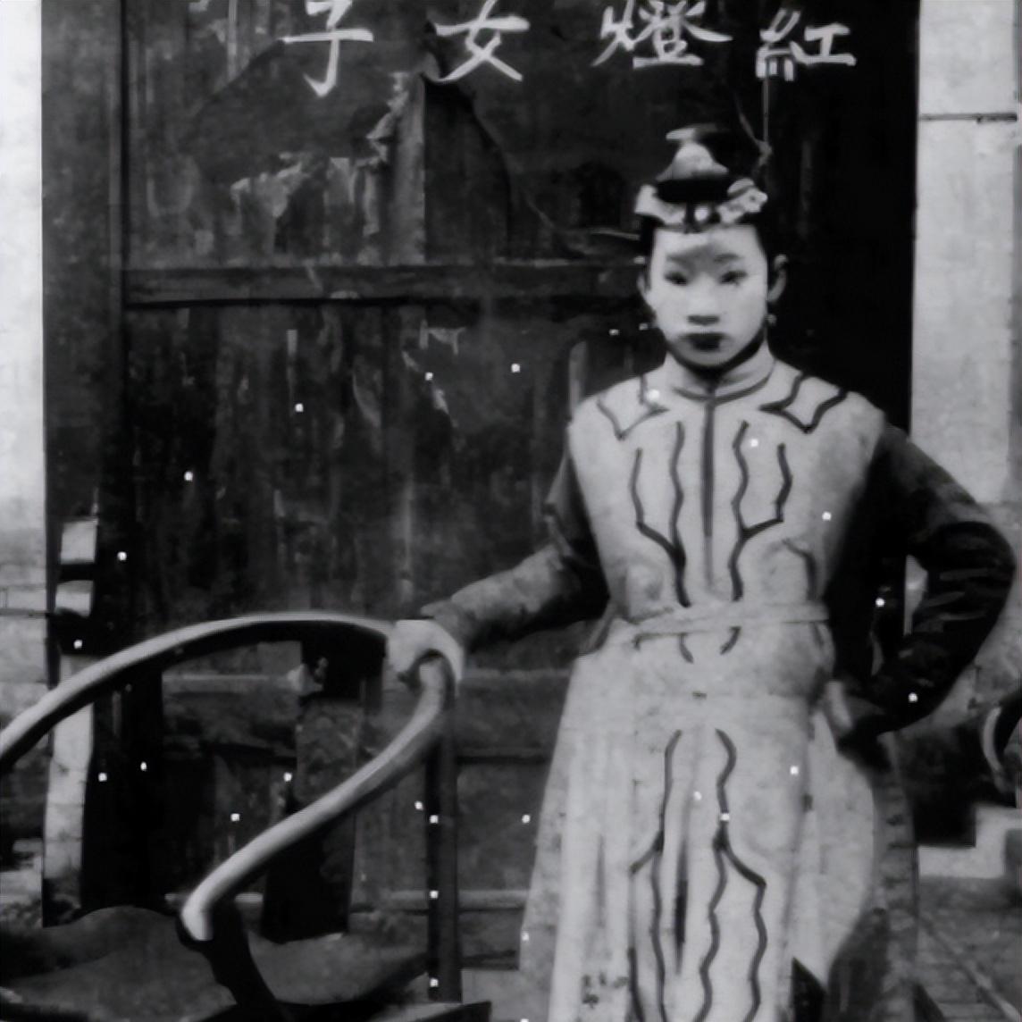 1900年，"黄莲圣母"不幸被八国联军抓获，联军对她所谓的"法术"充满好奇，对她