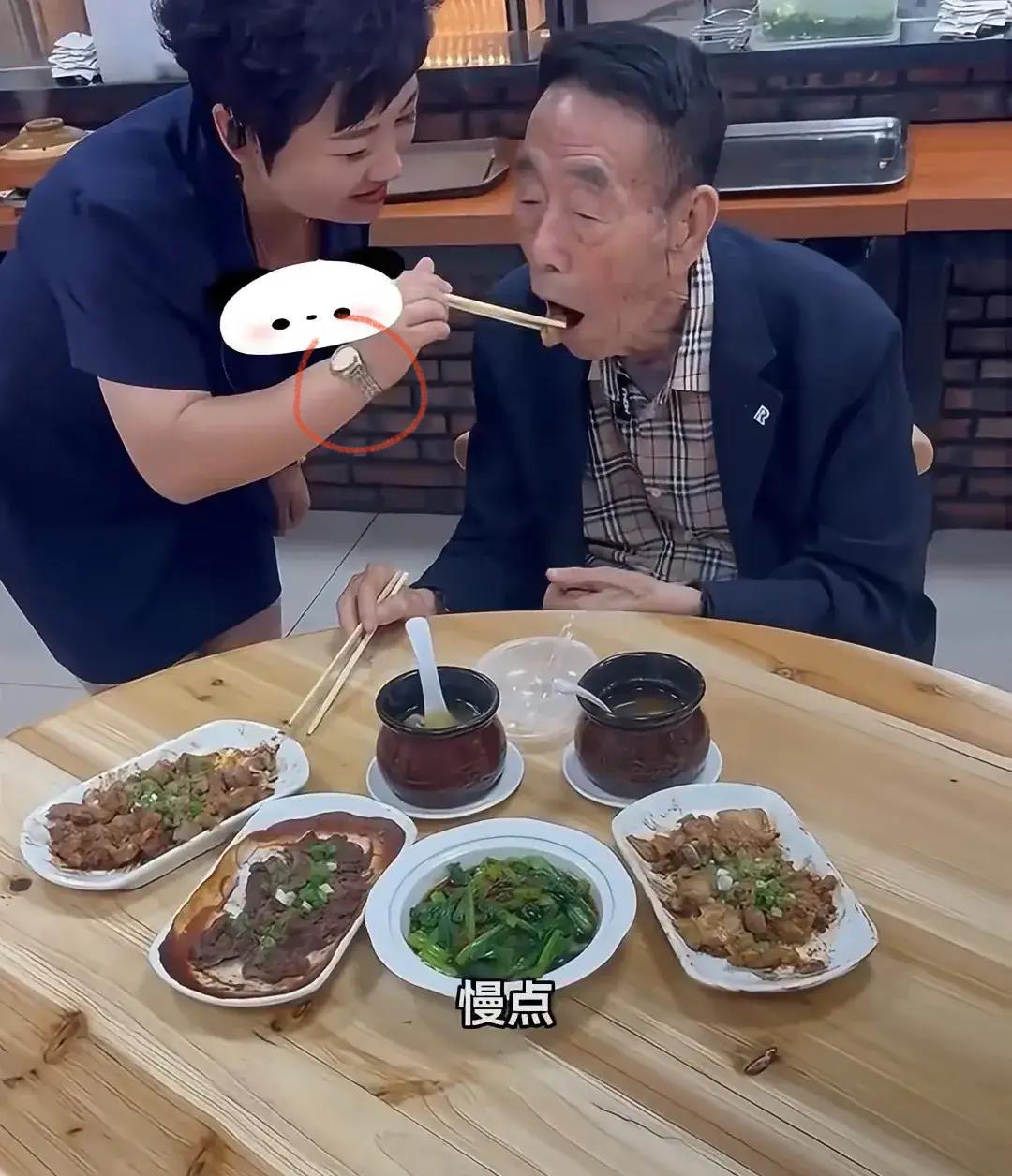 杨少华老爷子生前最后一顿饭吃了一口干蒸排骨吃过或做过这道菜的都知道，这吃干
