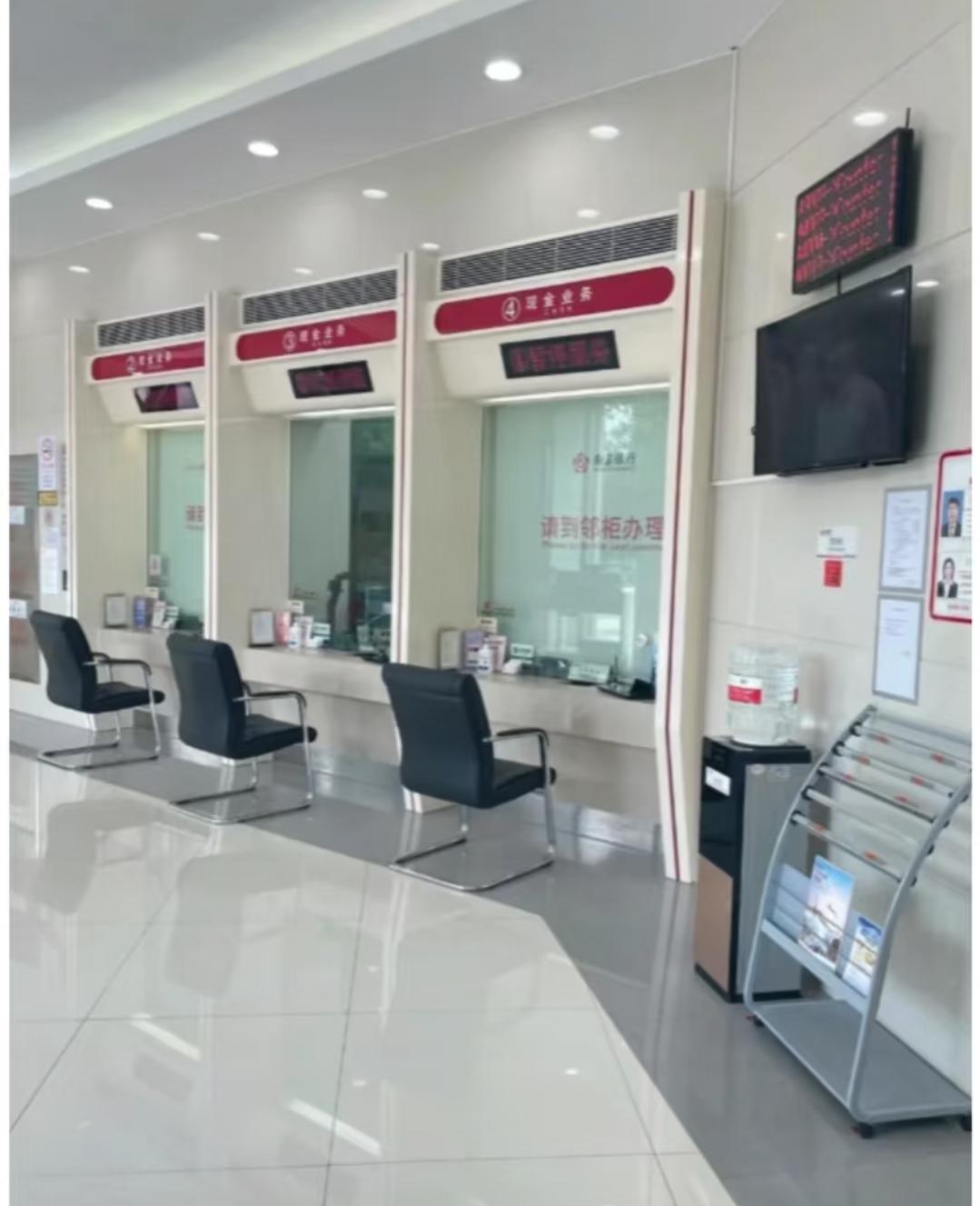 午饭时手机叮一声，100万到账提示差点让我把筷子扔了，备注竟是“对公贷款发放”。