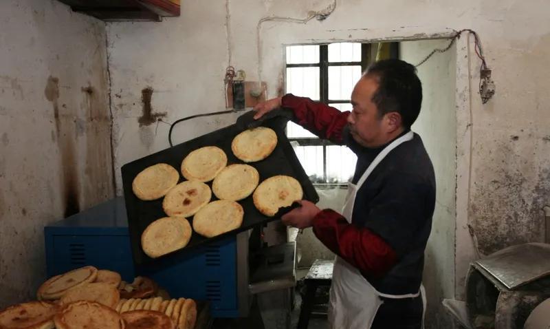 王大爷清晨起来顾不上吃早饭，就赶忙往镇上赶。路过一家早餐店时，他问服务员馍馍多少