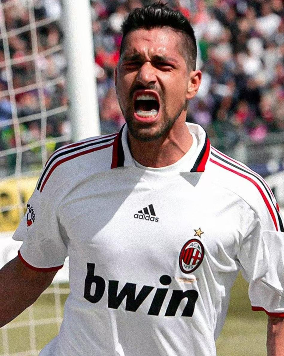 这位老兄是谁？有没有经常看球的米兰老球迷看看，是不是法国富翁弗拉米尼。看着像0