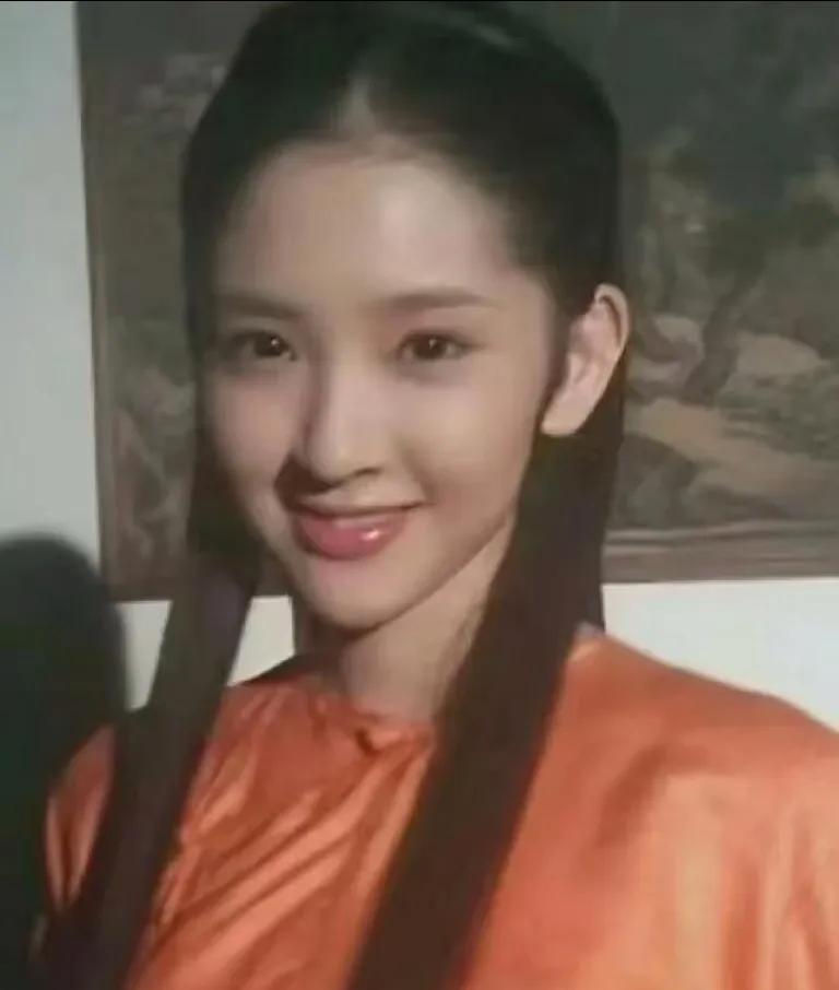 早期的唐艺昕，从小美到大，那个时候还很青春，元气满满，一脸胶原蛋白，小范大人的眼