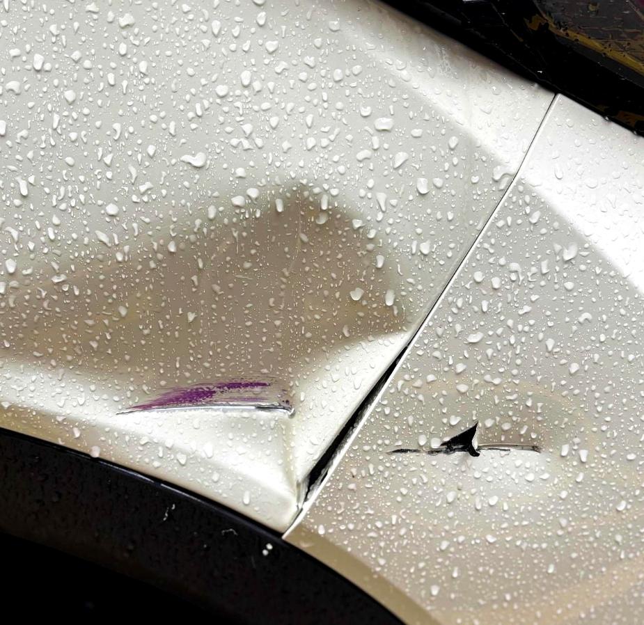 三个月的新车，停楼下被大货车刮了。司机倒也痛快：看手机，分心了。4S店给了两