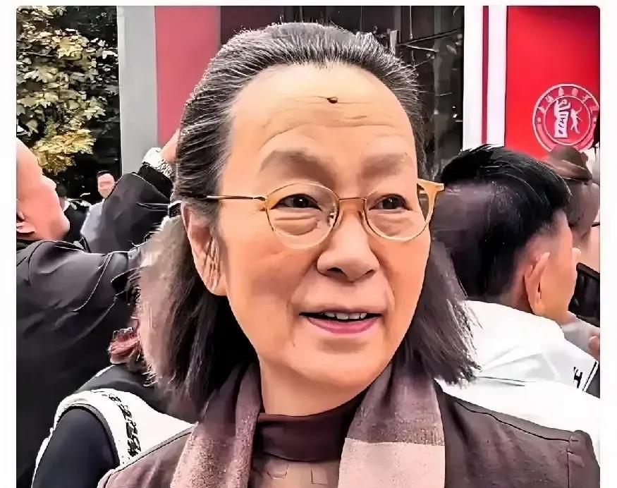 你见过哪个演员被追问私生活20年，却只用7个字让全场闭嘴？奚美娟在校庆后台的回