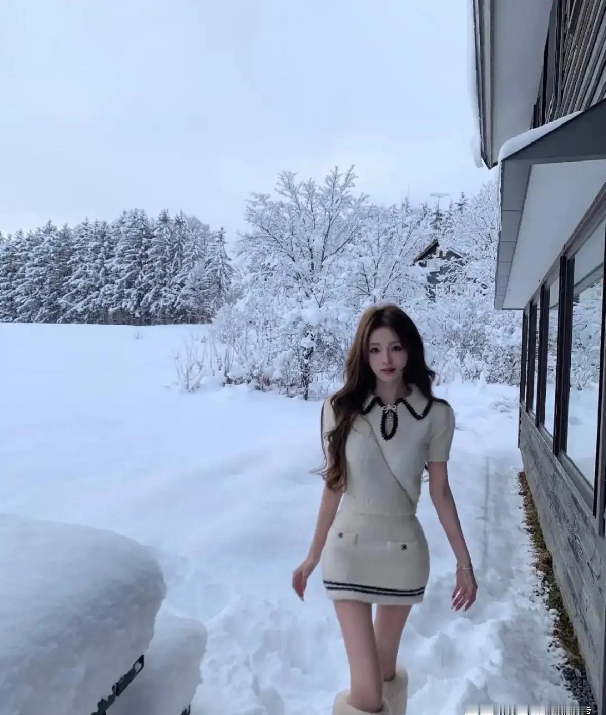 王思聪在零下20度的雪地里穿得像夏天，懒懒裹成粽子还瑟瑟发抖。这哪是抗冻？分