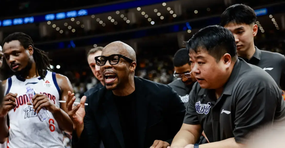 米歇尔: 徐昕在护框方面帮助很大, 是我心中的防守最佳球员