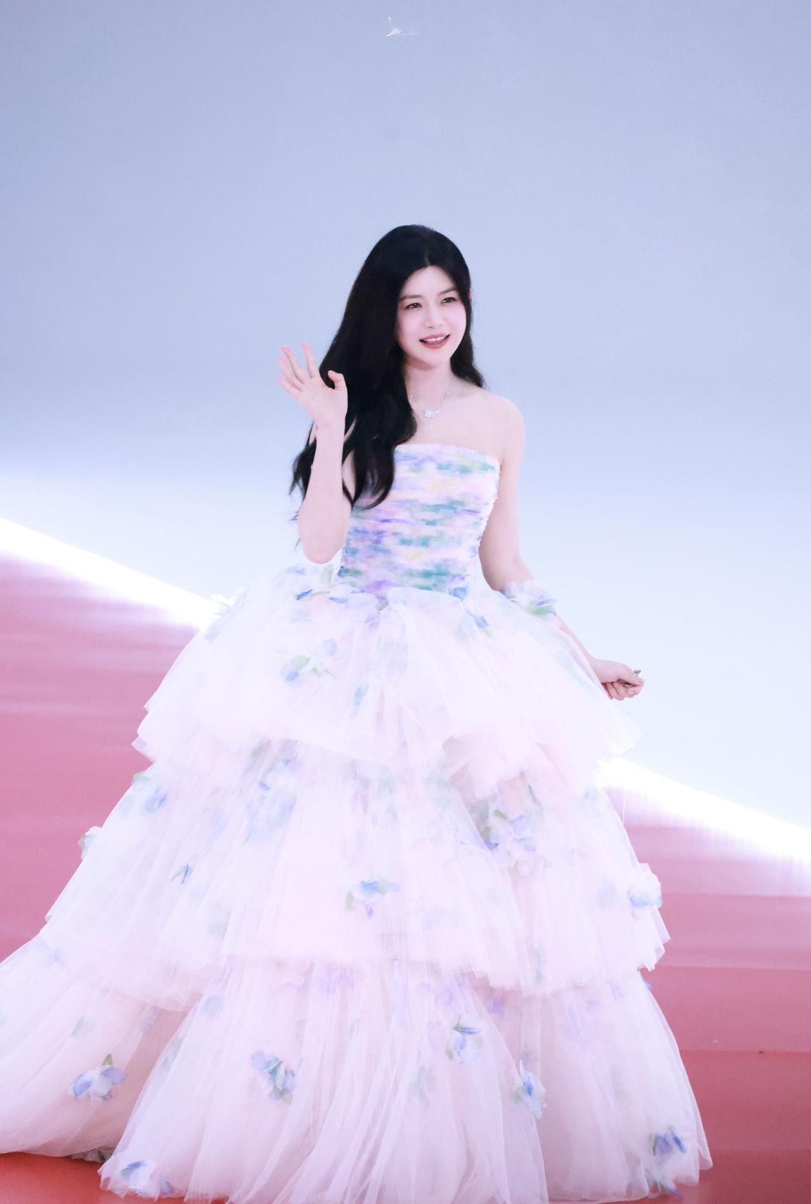 陈妍希牵着小狗气球走红毯，周柯宇没来，派只可爱的小狗代表一下！陈妍希好像一块香香