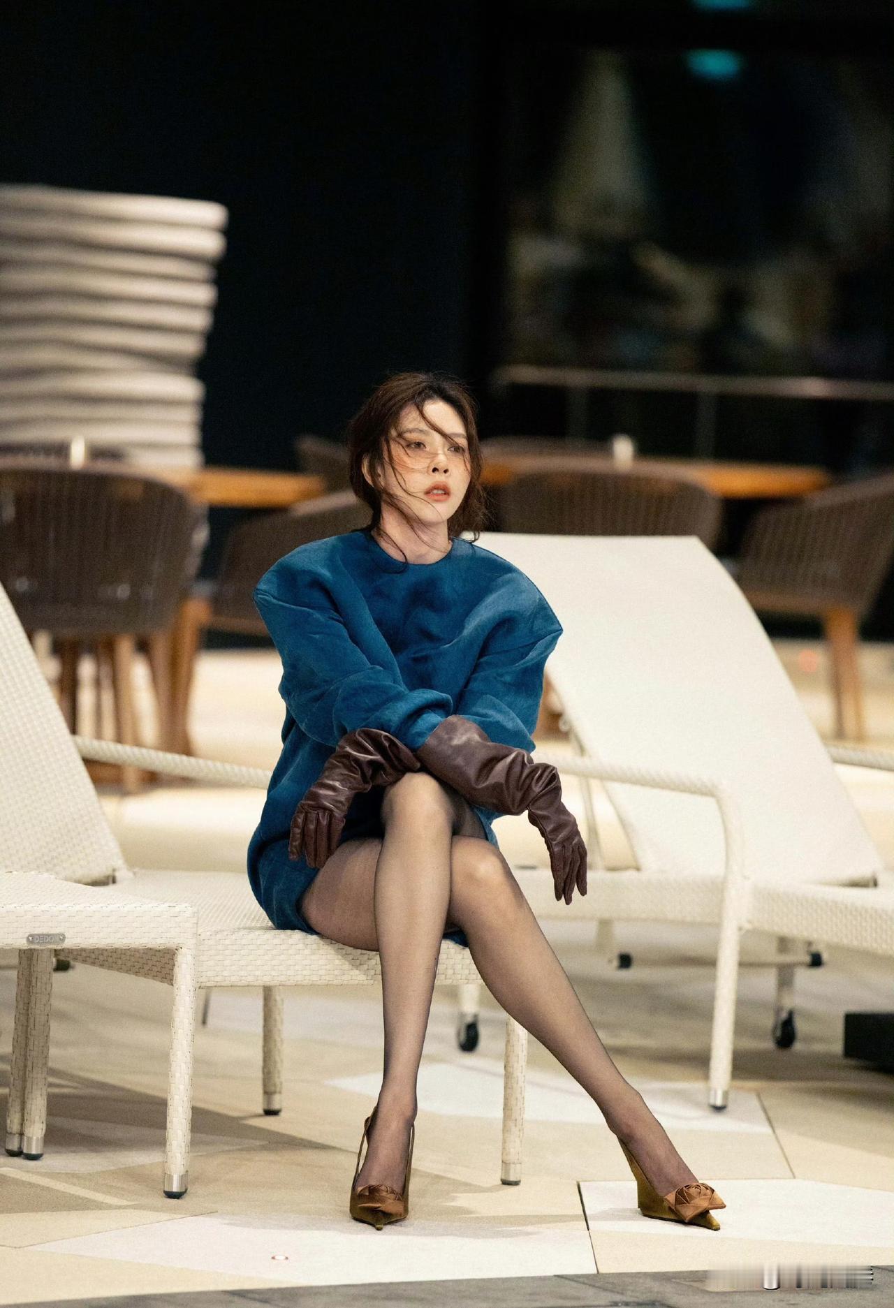 宋妍霏的黑丝加细高跟鞋穿搭太显身材了！精致时尚，美丽动人！