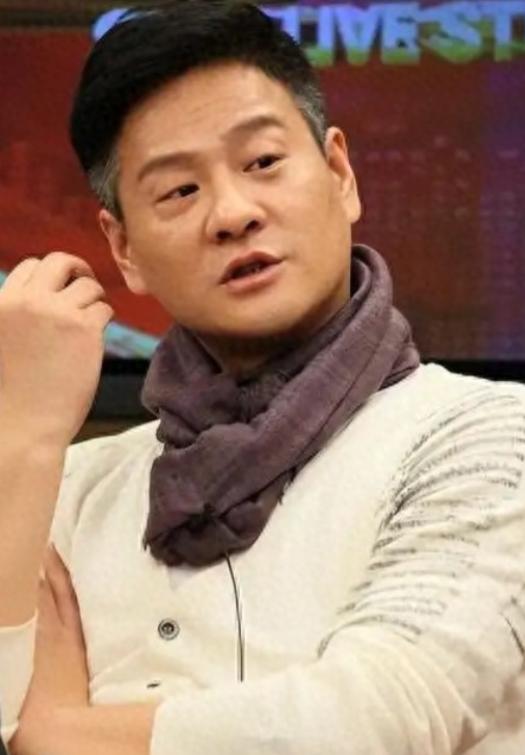 顶级负心汉，成名后与恩人离婚迎娶小三，如今前妻红了他却不行了。娱乐圈的故事，