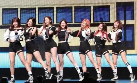 不懂就问，现在的女生们好多的大腿上有一个黑色的圈圈，到底是干什么用的？