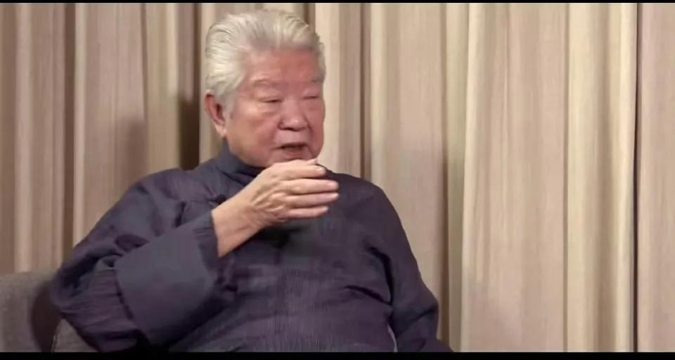 蔡澜这一生最大的遗憾，应该是没有子女，晚年比较孤独吧。蔡澜是香港著名的风流才子
