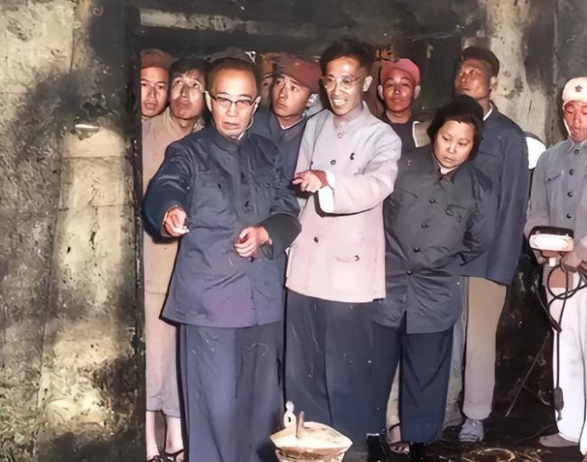 1956年，在郭沫若、吴晗的请求下，国家同意了挖掘万历皇帝的陵墓，在打开棺材后，