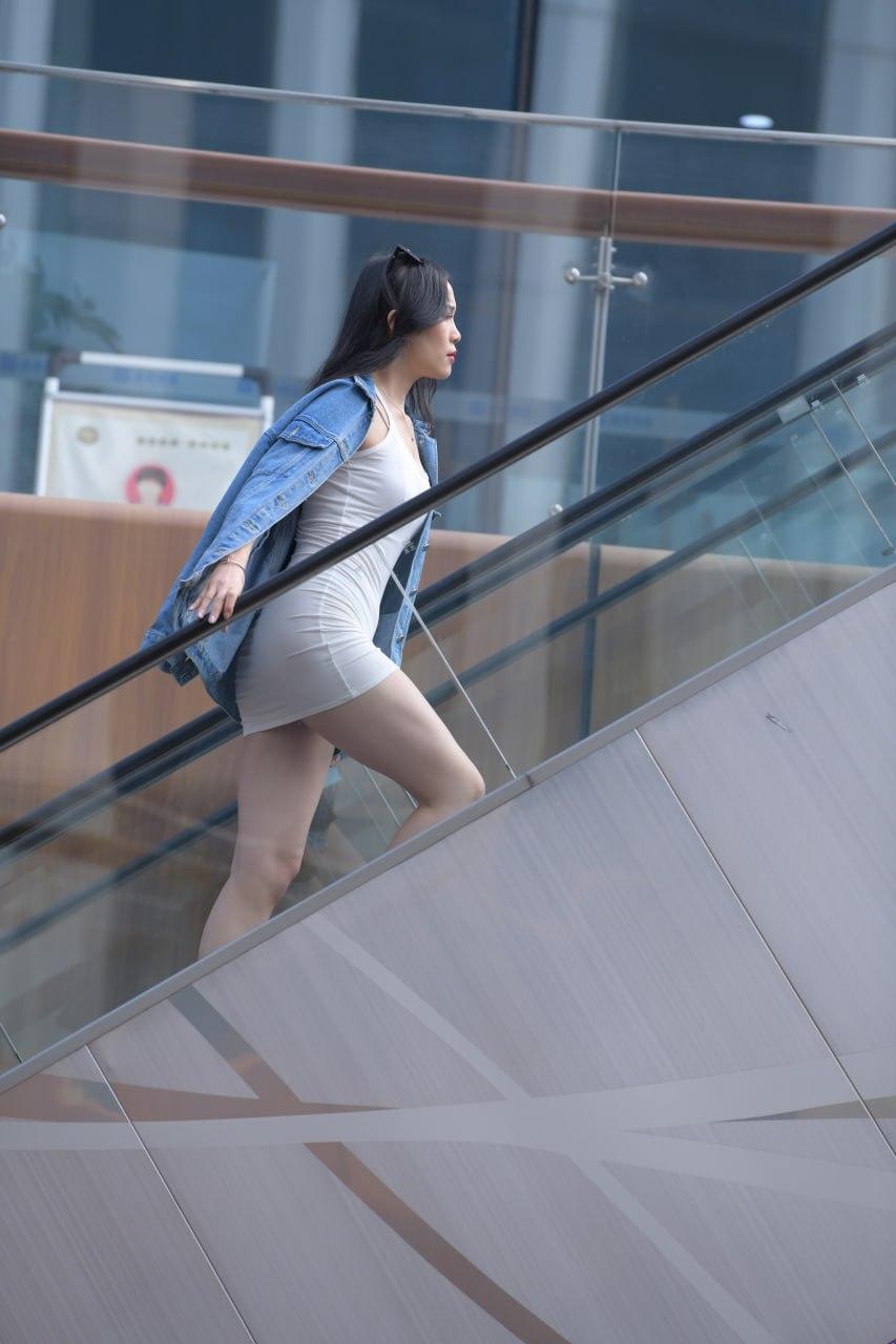 拥有绝美身材,是种怎样的体验?都市时尚女孩，牛仔外套搭配短裙，自信走在玻璃扶梯