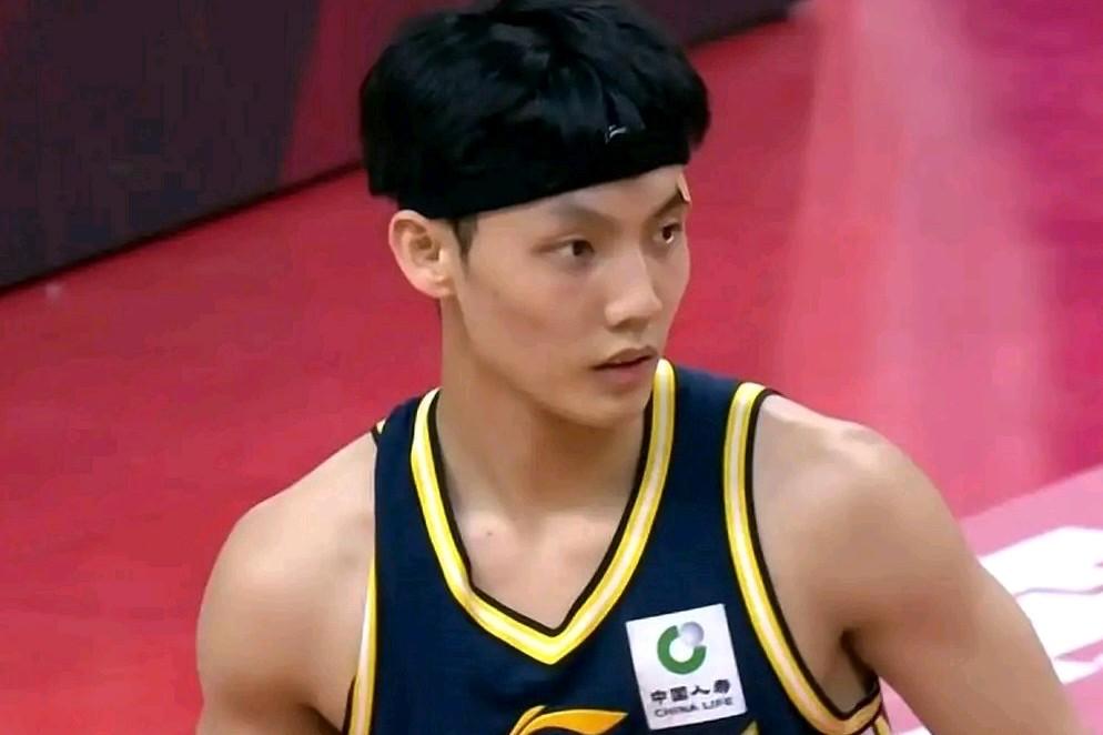 徐杰大火收汁啊！！！豪取四连胜！在广东东阳光主场迎战青岛崂山的比赛中，徐杰果