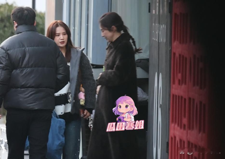 董璇独自带小酒窝工作董璇法令纹八卦媒体拍到董璇独自带小酒窝工作，给姐累的法令纹