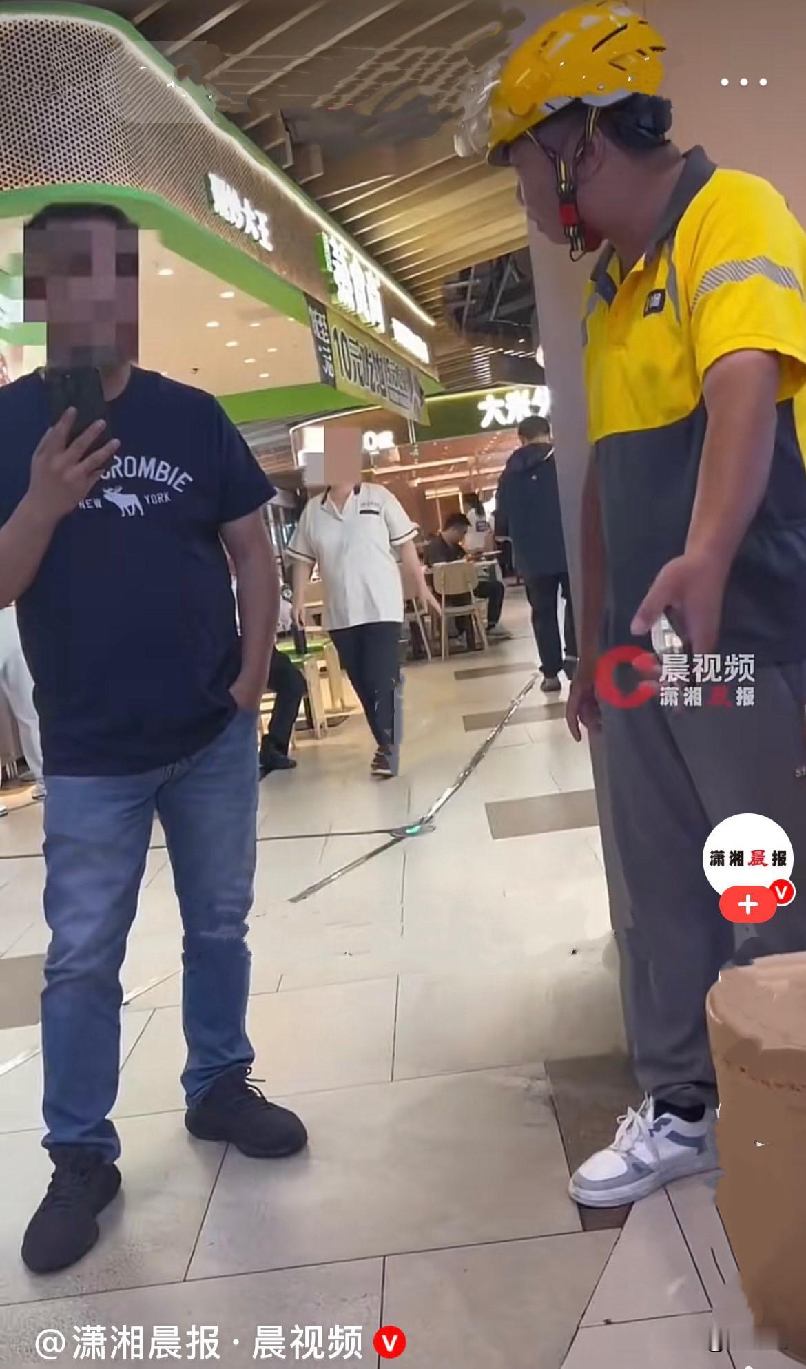 近日，湖南长沙凯德壹中心地下车库，王先生带着4岁的女儿刚停好车，准备上楼吃饭。旁