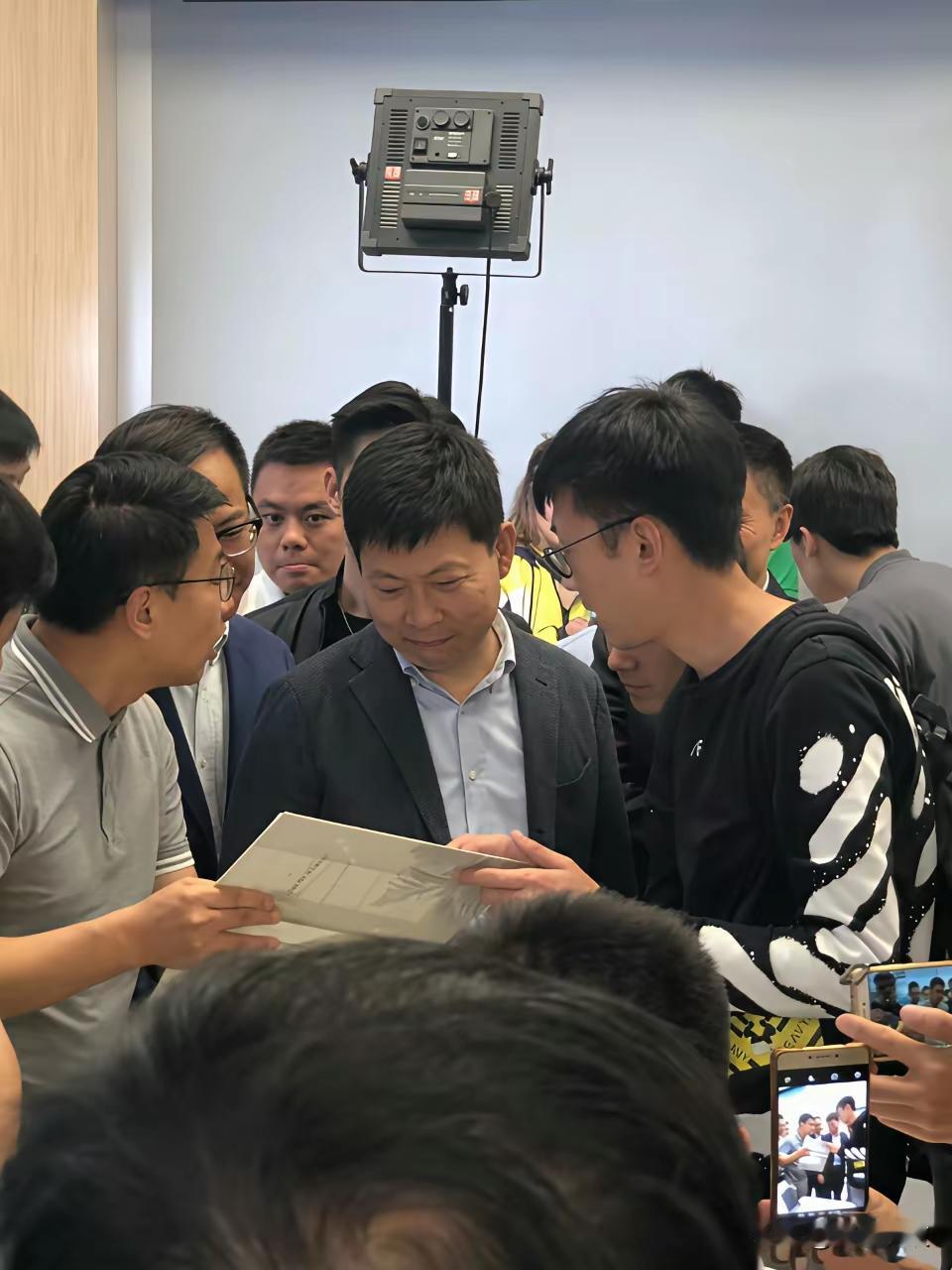 华为和北汽的合作项目享界，要造台轿车。方案都差不多了，结果余承东跑来看了一眼，直