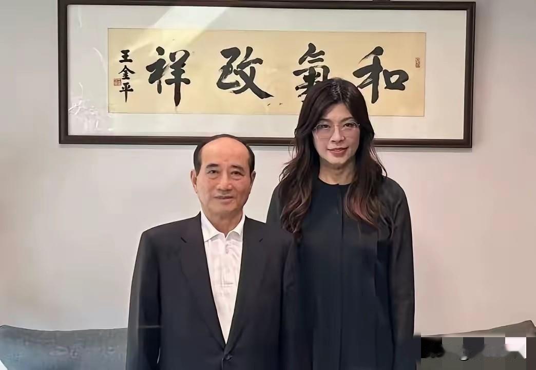 郑丽文这招确实高明！就在王金平感恩宴席刚散场，她直接上门送上“最高顾问”头衔，轻